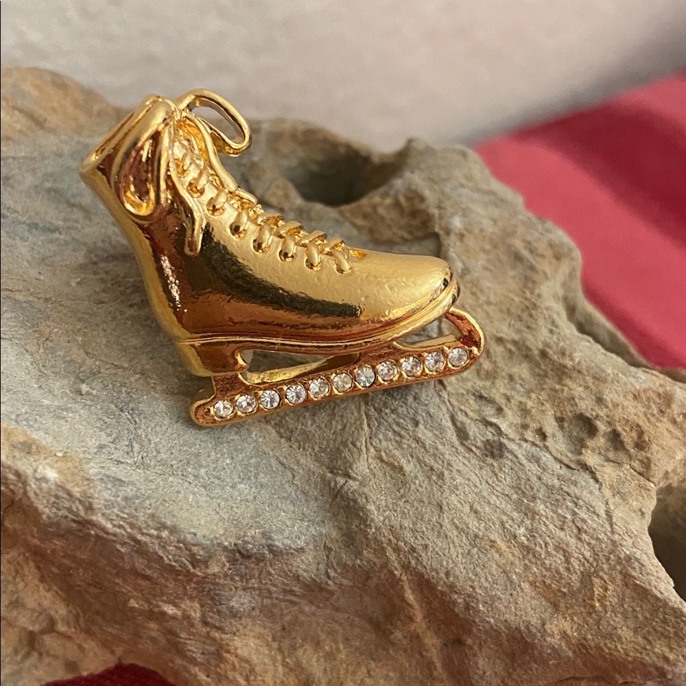 Vintage 80s AVON Gold Tone Rhinestoned Ice Skate Broach